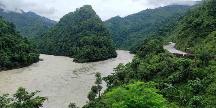 वर्षातमा उर्लेको नदी