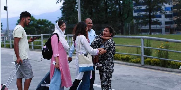 बङ्गलादेशबाट तीन सय ४० नेपाली विद्यार्थी काँकडभिट्टा आइपुगे