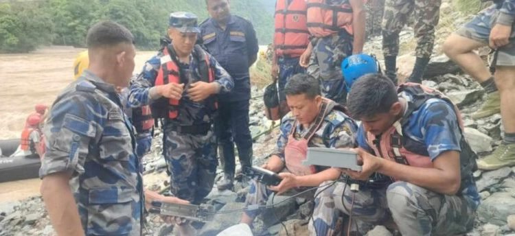 त्रिशूलीमा बेपत्ता बस र यात्रुको खोजी गर्न पानी भित्र हेर्न मिल्ने ड्रोन क्यामरा प्रयोग