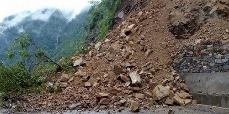 नारायणगढ–मुग्लिन सडकमाथिबाट खसेको ढुंगा लागेर बस चालकको मृत्यु