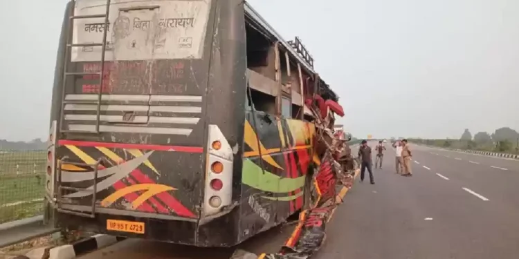 भारतको आगरा-लखनऊ एक्सप्रेस-वेमा दुर्घटना, १८ जनाको मृत्यु