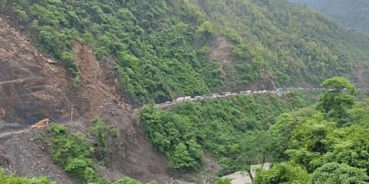 चितवनको सिमलतालमा पहिरोले दुईवटा यात्रु बस बगायो