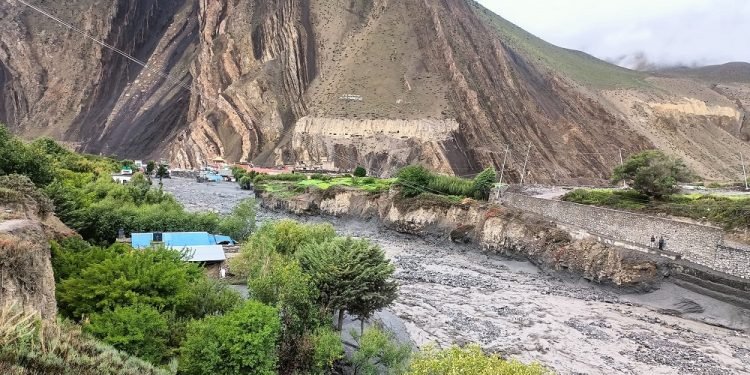 बाढीले मुस्ताङको घमीमा नहर र पुल बगायो