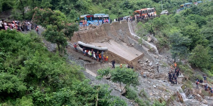 सिमलताल बस दुर्घटना : खोजीकार्य प्रभावकारी बनाउन माग