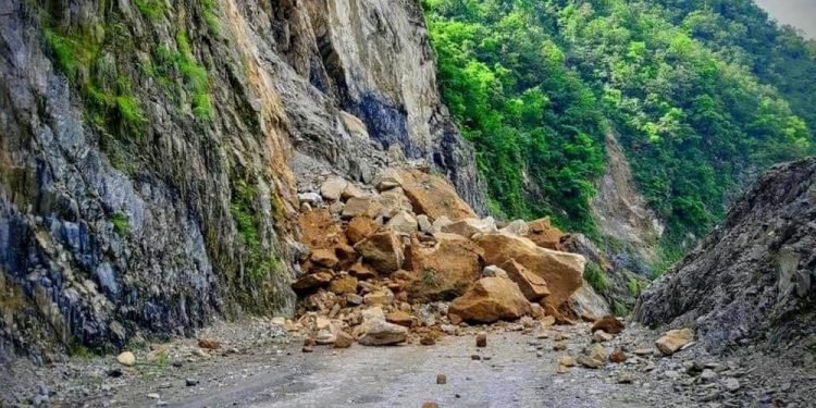 पहिरोले बेंसीसहर–चामे सडक अवरुद्ध