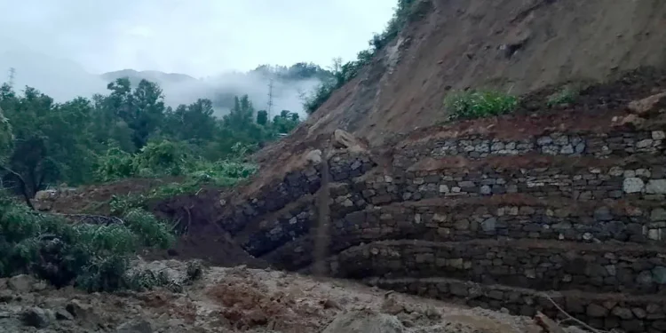 पहिरोले गोरखा-आँबुखैरेनी सडक अवरुद्ध