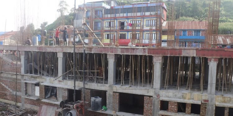 हतुवागढी गाउँपालिकाको भवन बन्दै