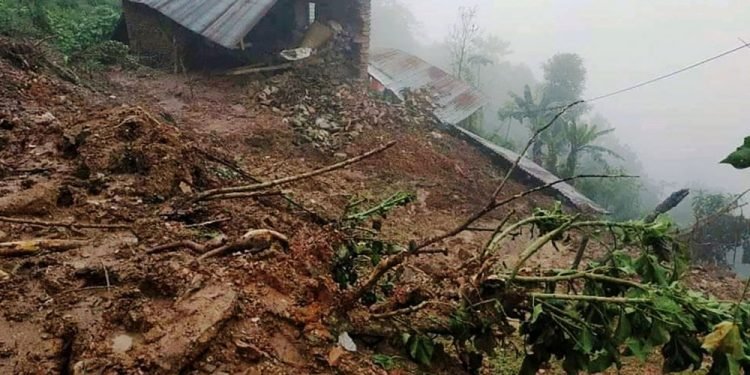 जाजरकोटमा भूकम्प पीडितको टहरामा पहिरो जाँदा ३ जना घाइते