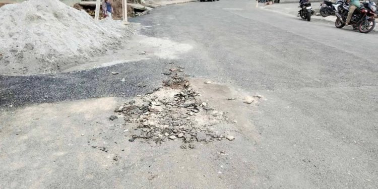 कालोपत्र भएको १५ दिन नबित्दै उप्कियो मन्थली–खिम्ती सडक