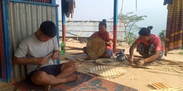 होम्ताङमा घरघरमा नाङ्लो बुनिन्छ