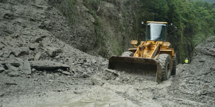 पहिरोले विपी राजमार्ग र मध्यपहाडी लोकमार्ग अवरूद्ध