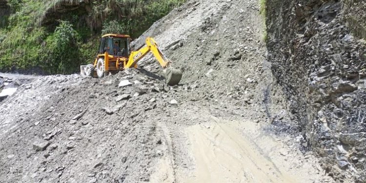पहिरोले कोशी राजमार्ग अवरुद्ध