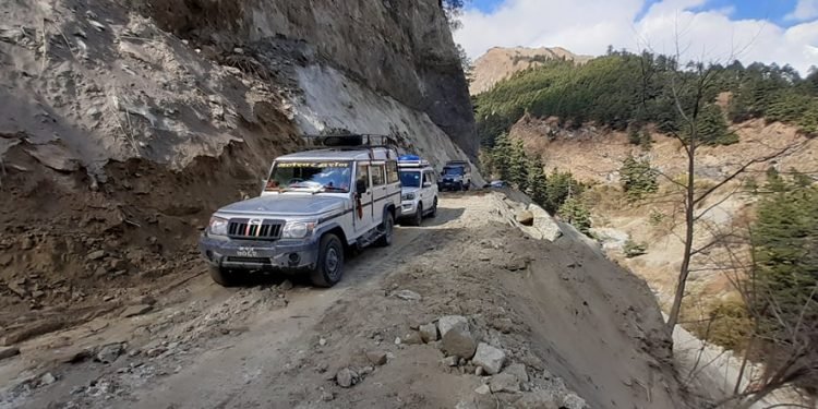 पहिराले बेनी–जोमसोम सडकमा यातायातसेवा प्रभावित