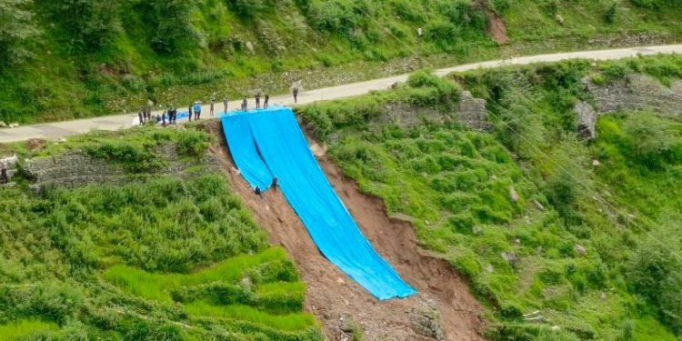 पहिरो रोक्न त्रिपालको सहारा