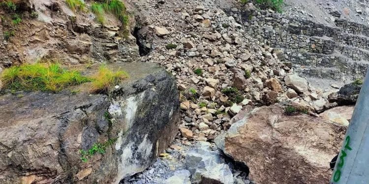 बाढीपहिराले मध्यपहाडी राजमार्गको ४० किलोमिटर क्षतिग्रस्त