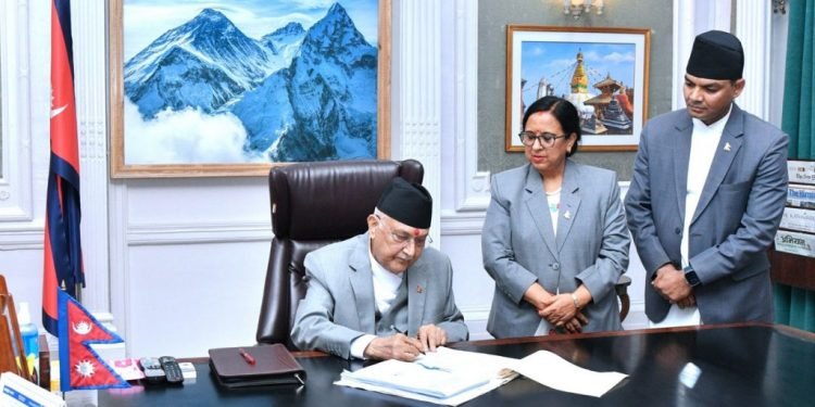 प्रधानमन्त्री ओलीले सम्हाले पदभार