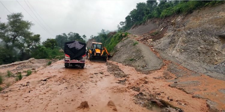 नारायणगढ बुटवल सडक खण्ड : वर्षाका कारण सडक विस्तारको काम रोकियो