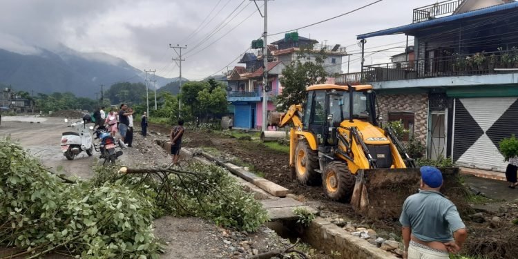 सडक मापदण्डभित्रका संरचना हटाउन सुरु