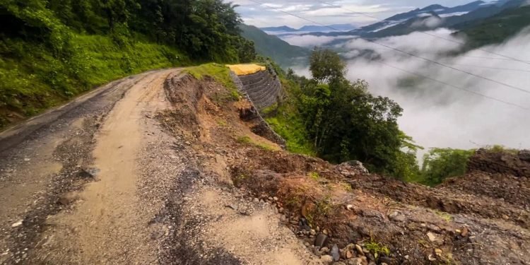 सडक भासिँदा पासाङल्हामु खण्डमा यातायात अवरुद्ध