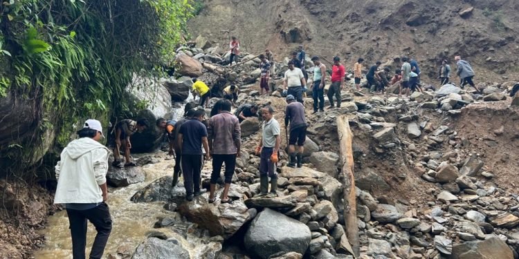 श्रमदानबाट अवरुद्ध सडक सञ्चालन
