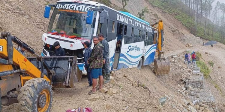 कर्णालीमा हवाई तथा सडक यातायात अवरुद्ध