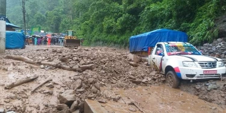 लेदोका कारण पृथ्वी राजमार्गअन्तर्गत धादिङको गल्छी खण्ड अबरुद्ध