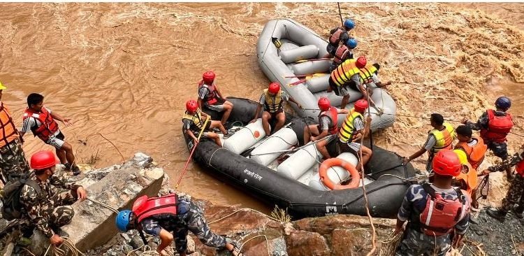 सिमलताल पहिरो : बिहानैदेखि बेपत्ता बस र यात्रुको खोजीमा जुटे सुरक्षाकर्मी