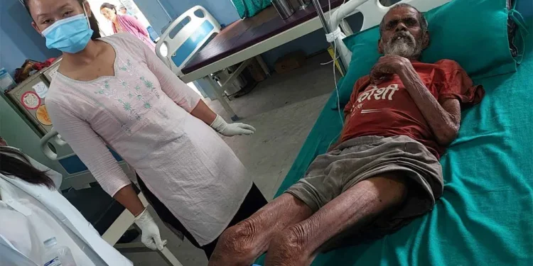 छोरा-बुहारीले वनमा छाडिदिएका ७० वर्षीय वृद्धको कर्मचारीले गरे उद्धार