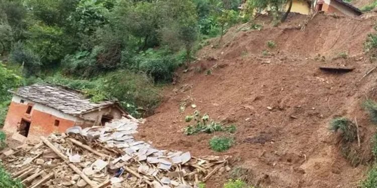 पहिरो खस्दा साँफे-मार्तडी सडक अवरुद्ध