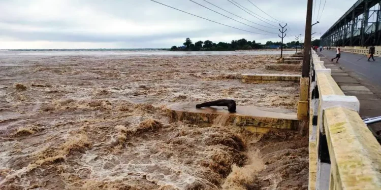 पानीको बहाव बढेसँगै शारदा ब्यारेजमा सवारीसाधन चलाउन रोक