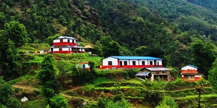 वर्षाले सडक बन्द भएपछि सुनसान बने बागलुङका घरबास