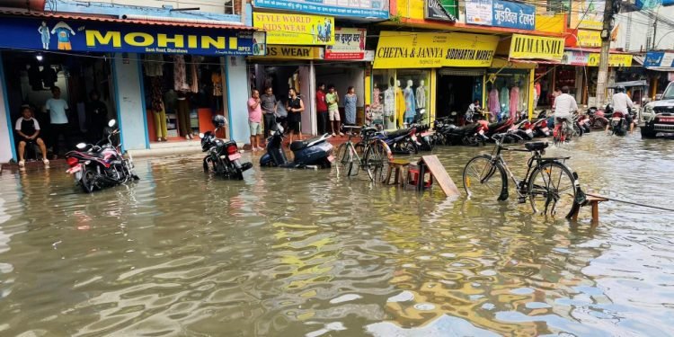 भारी वर्षाले भैरहवा जलमग्न