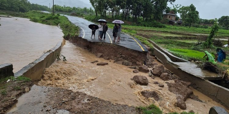 बाढीबाट प्रभावित राष्ट्रिय राजमार्ग तथा सडक तत्काल सञ्चालन गर्न माग