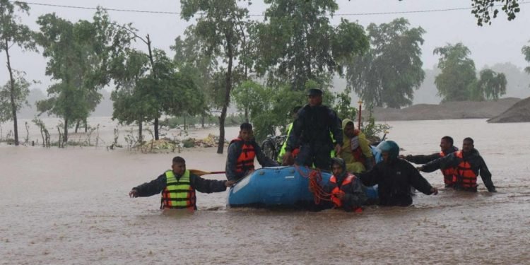 बलान नदीमा फसेका ६ किसानको उद्धार