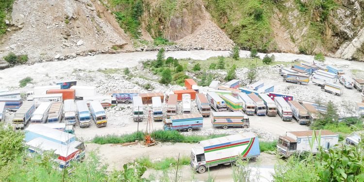 टिमुरेमै रोकिए चीनबाट आयात भएका सामग्री बोकेका कन्टेनर