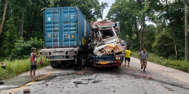 चितवनमा कन्टेनर र ट्रक ठोक्किँदा दुवै चालकको मृत्यु, सहचालकको अवस्था गम्भीर