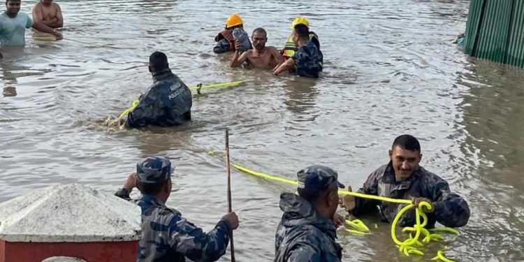 कीर्तिपुरमा बाढीमा फसेका १५ जनाको सशस्त्र प्रहरीद्वारा उद्धार