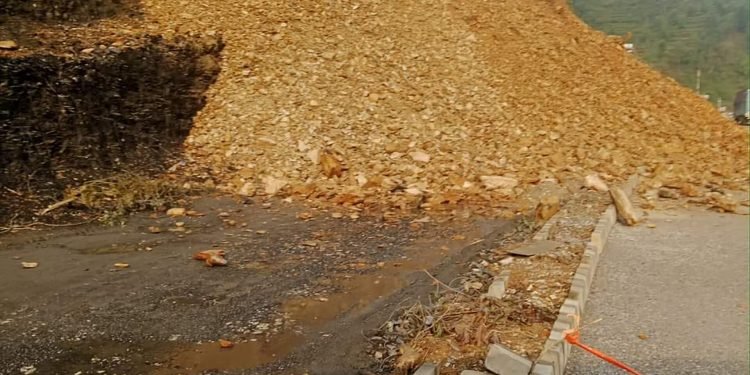 सुक्खा पहिरोले अरनिको राजमार्ग अवरुद्ध