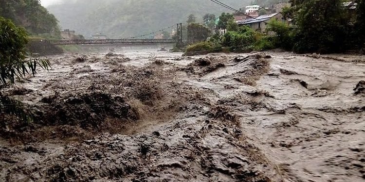 बाढीले रिक्सा बगायो, चालक बेपत्ता