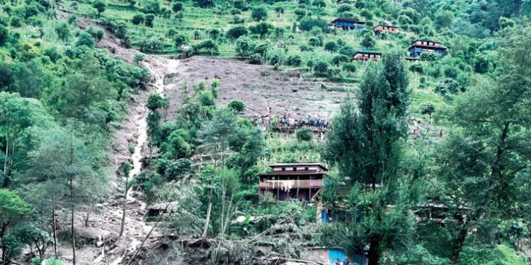 बागलुङ पहिरोः प्रतिकूल मौसमका कारण घाइतेलाई अस्पातल पुर्याउन कठिन