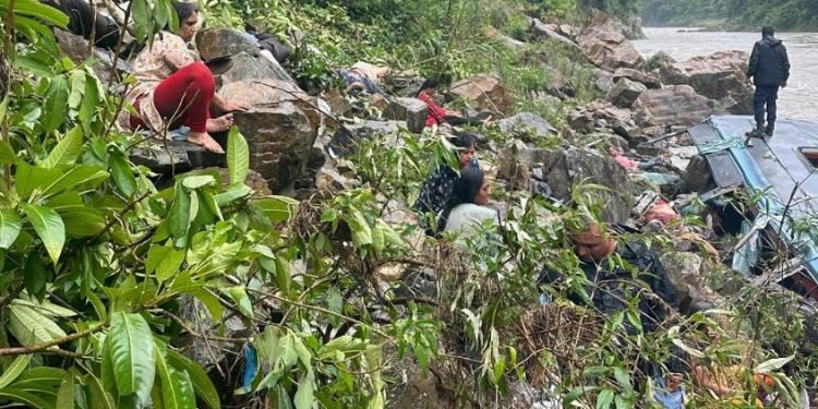 तनहुँको आबुखैरेनी स्थित मर्स्याङ्दी नदीमा बस दुर्घटना