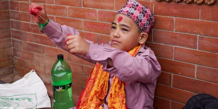 पशुपति क्षेत्रमा जनै फेर्ने र डोरो बाँध्नेहरुको चहलपहल (तस्बिरहरू)