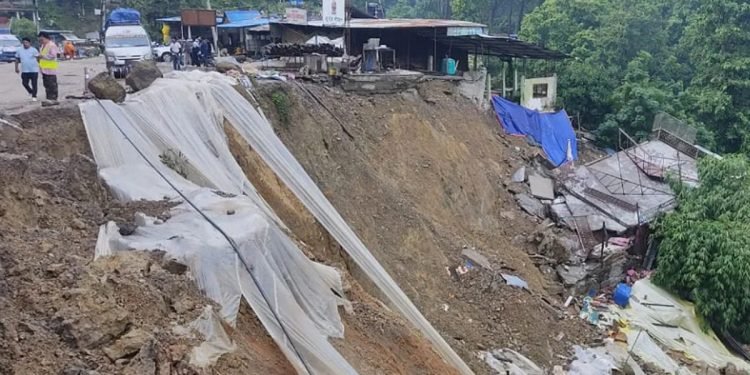 दाउन्नेमा सडक भासिएपछी यातायात सञ्चालनमा रोक