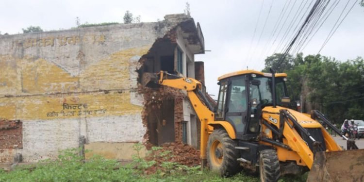 सडक विस्तार गर्न मेयरले आफ्नै घरमा डोजर चलाए