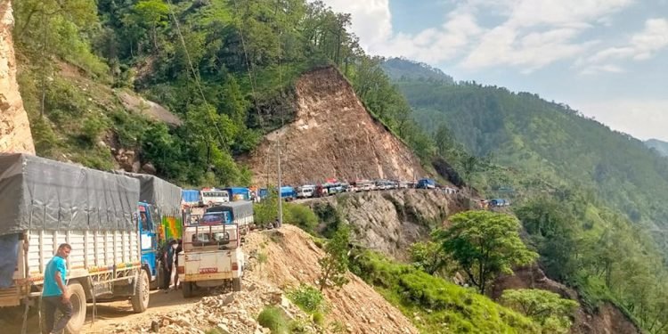 पहिरोले अवरुद्ध कर्णाली राजमार्ग सञ्चालनमा