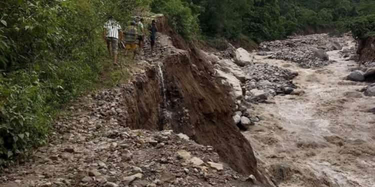 सडक बगेपछि साल्पासिलिछोमा आवागमन कष्टकर