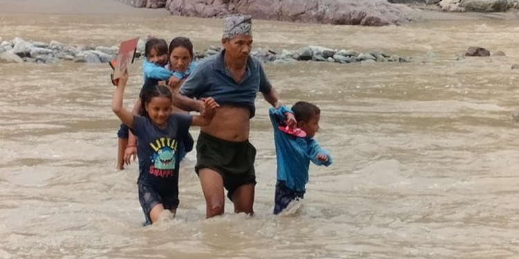 जोखिम मोलेर विद्यालय जान्छन् चुरेका बालबालिका