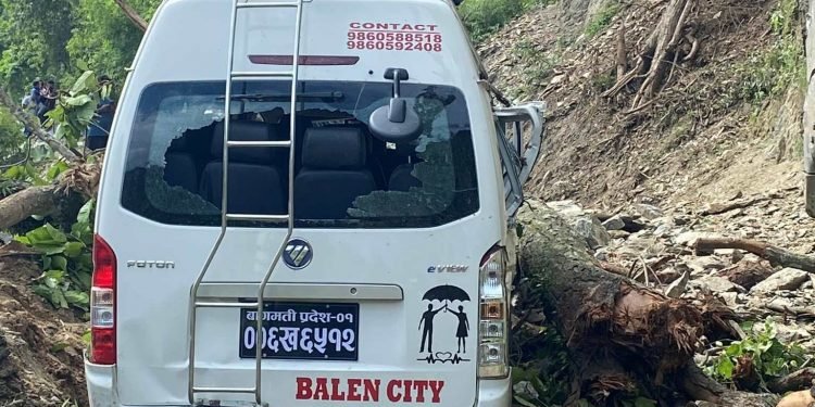 गुडिरहेको माइक्रोबसमा ढुङ्गा खस्दा दुईजना घाइते