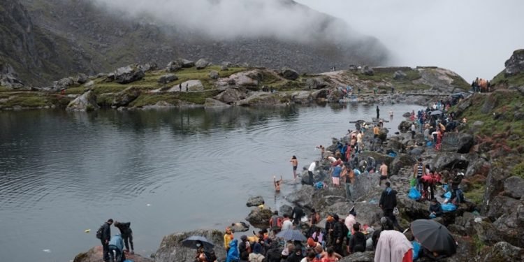 गोसाइकुण्डमा तीर्थयात्रीको आगमन सुरु