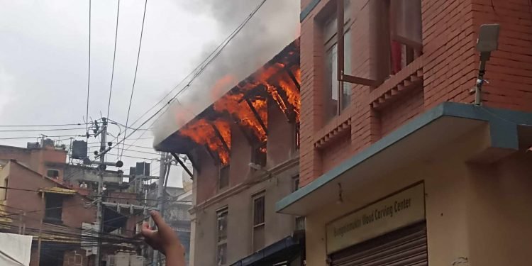 ललितपुरको कुम्भेश्वरमा विहानै आगलागी